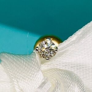New 1/10 carat diamond stud earring 14k very nice.